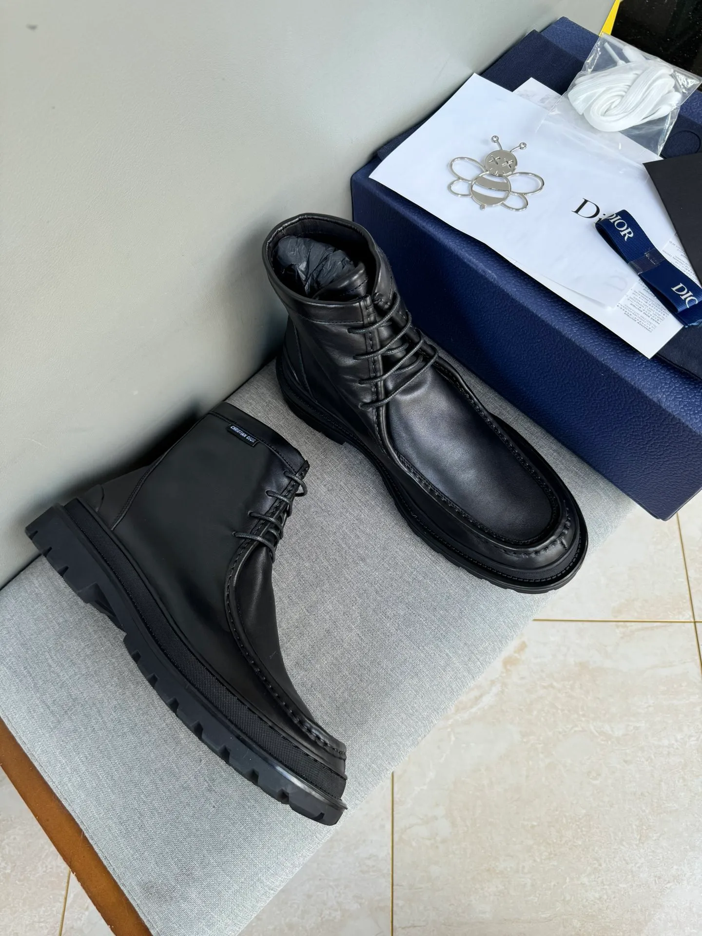 [DIOR] Top P: 1000💰 Number of yards: 39~44 (38.45 custom-made, non-refundable) Dior Dior~ Winter series, original 1:1 development Casual men's leather shoes Heavy investment, shoes and boots are made of imported cowhide + imported Dior special fabric Not easy to deform black cowhide lining Dior large hardware inlay Original TPU vacuum outsole, black cowhide Black open edge beads Military green suede Black suede Khaki suede leather is crafted by a large factory, and the perfect product is only prepared for you who know your taste! Any comparisons are welcome.